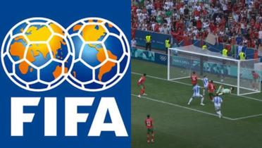 Escudo de la FIFA y junto a él, la jugada polémica en el México vs Marruecos (Fuente: FIFA y Marca Claro) 