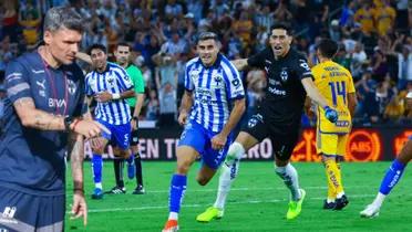 Fernando Ortiz con jugadores de Rayados y Tigres  Foto: Milenio 