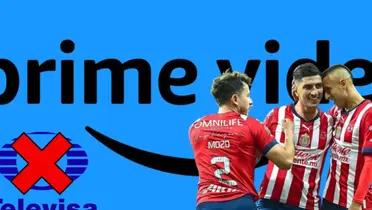 Fondo de Amazon Prime, a la izquierda el logo de Televisa con una equis y jugadores de Chivas / Somos Chivas