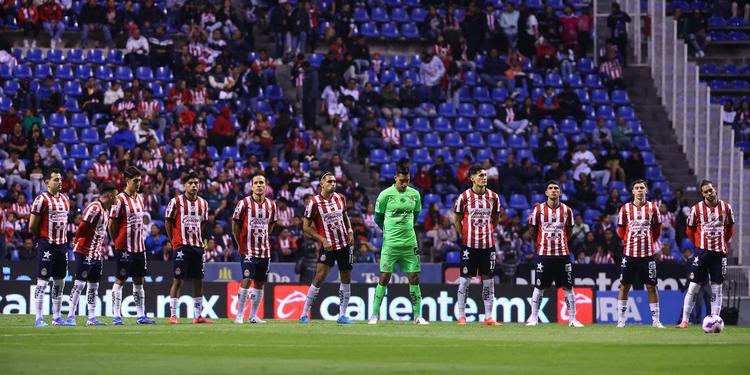 Otro escándalo en Chivas: Jugador se fue de fiesta tras la derrota ante Puebla, podrían darlo de baja 