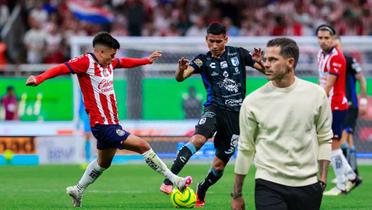 Gago y Chivas en partido vs Querétaro