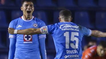 Gamboa festeja el gol con Ignacio Rivero (Fuente: Récord) 