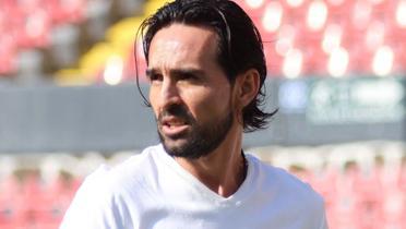 Gerardo Espinoza dirigiendo un partido (Foto: Mexsport)