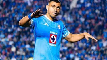 Giakoumakis festejando su cuarto gol con Cruz Azul (Foto: X @CruzAzul