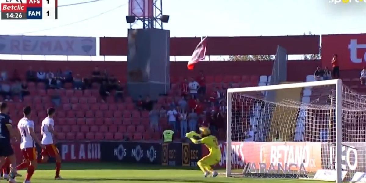 Guillermo Ochoa (Fuerte: X) 