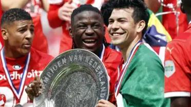 Hirving Lozano levantando el trofeo de campeón con PSV / Foto: Getty Images