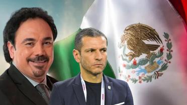 Hugo Sánchez con la bandera de México (Foto: Soy Fútbol) 