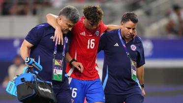 Igor Lichnovsky sale lesionado del cotejo entre Chile y Perú (Fuente: Getty Images)