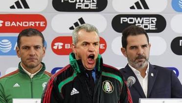 Javier Aguirre y al fondo Lozano y Duilio (Foto: GettyImages)