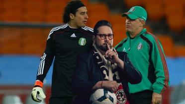 Javier Aguirre y Guillermo Ochoa comparten práctica en la selección (Fuente: Excelsior e IG Juan Carlos Zúñiga) 