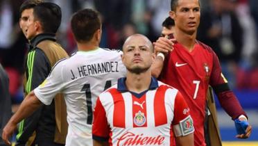 Javier Hernández saluda a Cristiano Ronaldo en un partido (Fuente: El Diez) 