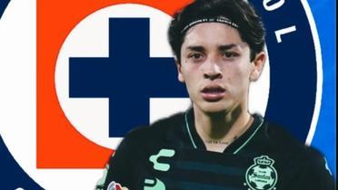 Jordan Carrillo con el escudo de Cruz Azul de fondo (Fuente: Somos la Reta) 