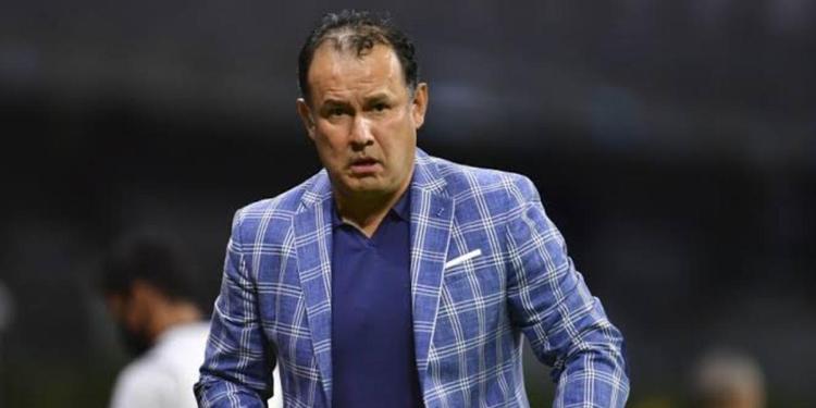 La razón que acerca a Juan Reynoso a ser el nuevo entrenador de Chivas 