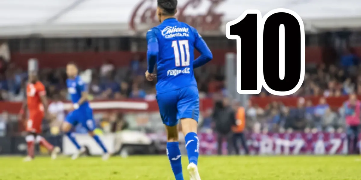 Jugador de Cruz Azul lleva la playera 10 en el estadio Azteca / Mexsports 
