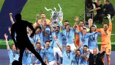 Jugador oculto con imagen del Manchester City campeón/FOTO El Futbolero