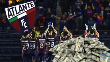 Jugadores de Atlante festejan, a la derecha montaña de dinero / Marca 