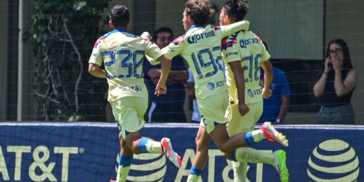 Jugadores juveniles de Club América festejan gol en un partido de menores (Fuente: Pasión Águila) 