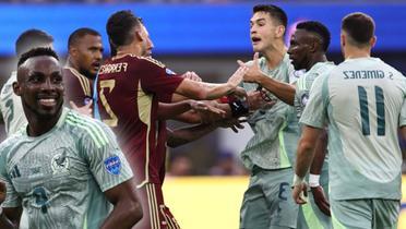 Julián Quiñones con la playera de México (Fuente: Getty Images)