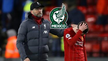 Jürgen Kloop consuela a un jugador del Liverpool (Fuente: Reuters) 