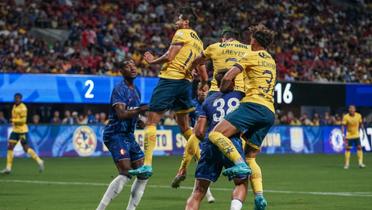 La defensa del Club América disputando el balón (Foto: GettyImages)