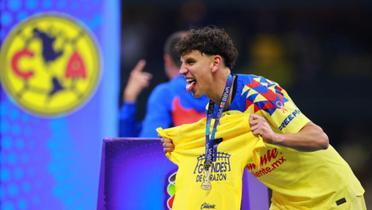 Lichnovsky festeja el título del Club América en el estadio Azteca (Fuente: Getty) 