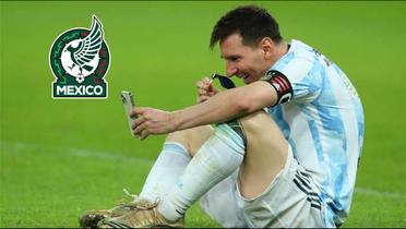 Lionel Messi realizando una llamada telefónica en el campo (Fuente: DAZN) 