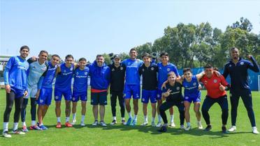 Martín Anselmi con el plantel de Cruz Azul / Foto: @cruzazul IG