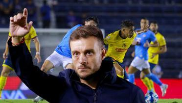 Martín Anselmi y al fondo Cruz Azul vs Club América (Foto: GettyImages)