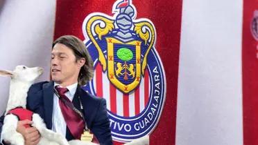 Matías Almeyda junto al escudo de Chivas / FOTO IMAGO7