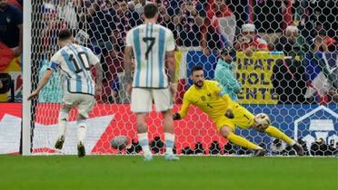 Messi en un penal vs Francia