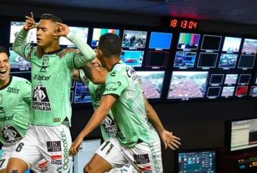 Mira al jugador del León que fue a cuestionar el penal del América a la producción de la TV