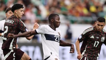 Moisés Caicedo disputando el balón con Jorge Sánchez (Fuente: Getty Images)