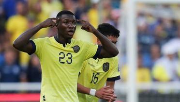 Moisés Caicedo juega con la camiseta de la selección de Ecuador (Fuente: Efe) 