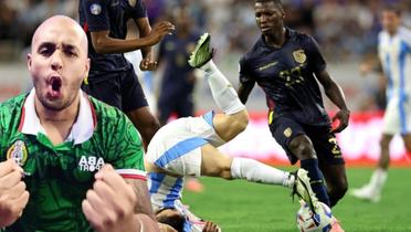 Moisés Caicedo le quita la pelota a uno de los jugadores de Argentina (Fuente: AFP) 