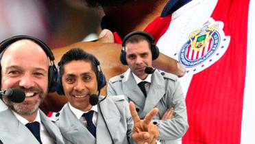 Playera de Chivas portada por un aficionado, que señala el escudo (Fuente: Jam Media) 
