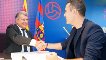 Rafa Márquez y Joan Laporta durante su firma de contrato con Barcelona B