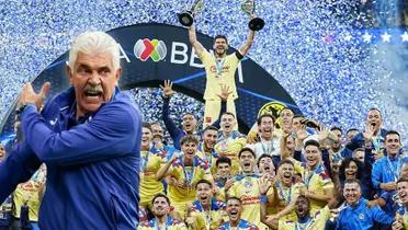 Ricardo Ferretti cuando era director técnico de Cruz Azul y al fondo América levantando la Liga MX y Campeón de Campeones