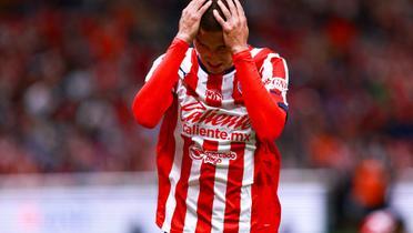 Roberto Alvarado en un partido de Chivas (Foto: Mexsport)