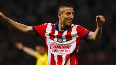 Roberto Alvarado en un partido de Chivas (Foto: Mexsport)