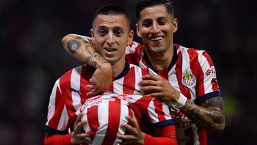 Roberto Alvarado festejando un gol con Chivas (Foto: Mexsport)