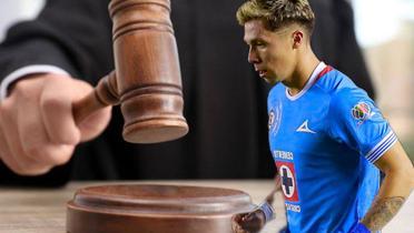 Rodrigo Huescas con la playera de Cruz Azul y al fondo un juez (Foto: GettyImages)