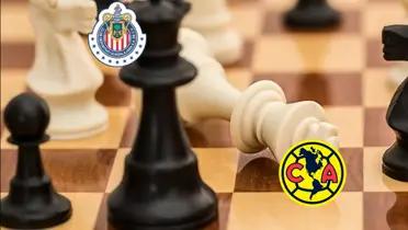 Tabla de Ajedrez con un rey abajo, junto a las piezas, los escudos de Chivas y de América / El Español