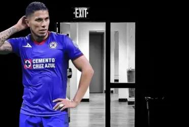 Una mala acción mas, y la que pondría afuera del Cruz Azul, al zaguero Carlos Salcedo 