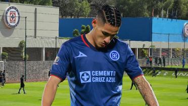 Uriel Antuna y al fondo las instalciones de La Noria (Foto:GettyImages)