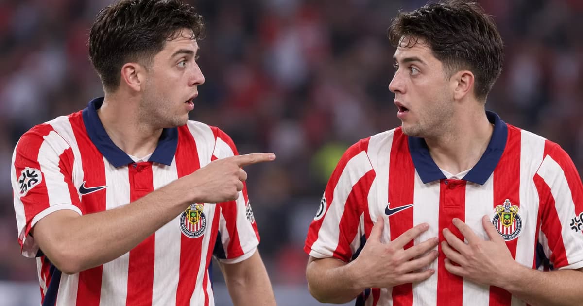 Un aficionado de Chivas llamó la atención durante la serenata rojiblanca por su parecido físico con Brian Gutiérrez antes del Clásico Nacional.
