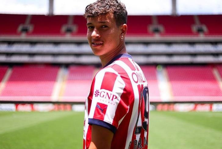 Fidel Barajas con la camiseta de Chivas (Foto: X @Chivas)