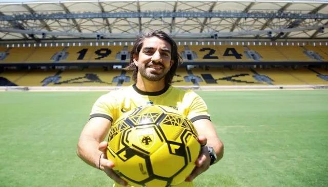 Rodolfo Pizarro en su presentación con el AEK de Atenas (Foto: GettyImages)