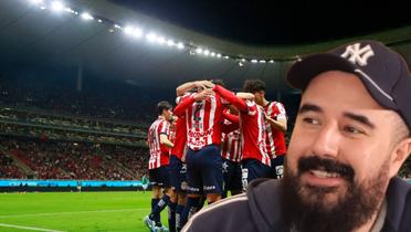 Álvaro Morales y al fondo las Chivas (Foto: GettyImages)