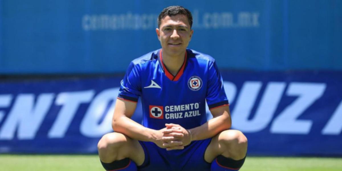 Andrés Montaño en su presentación con Cruz Azul (Foto: X @CruzAzul)