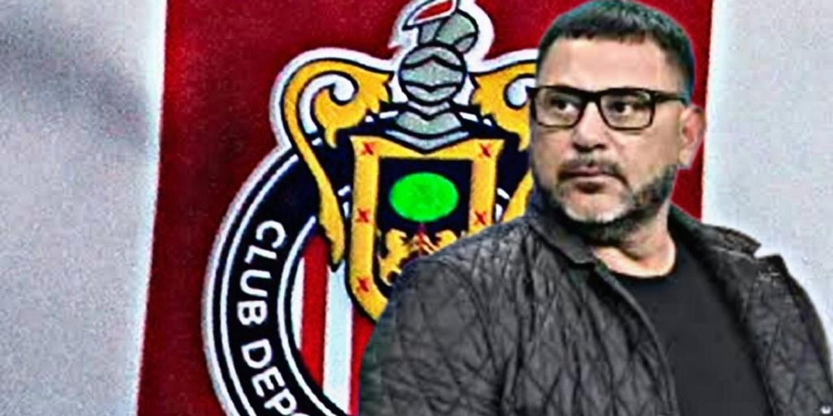 Antonio Mohamed y al fondo el escudo de Chivas (Foto: Imago7)